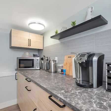 Quaint 1 Bedroom Lower Suite In Victoria, Bc Exterior foto