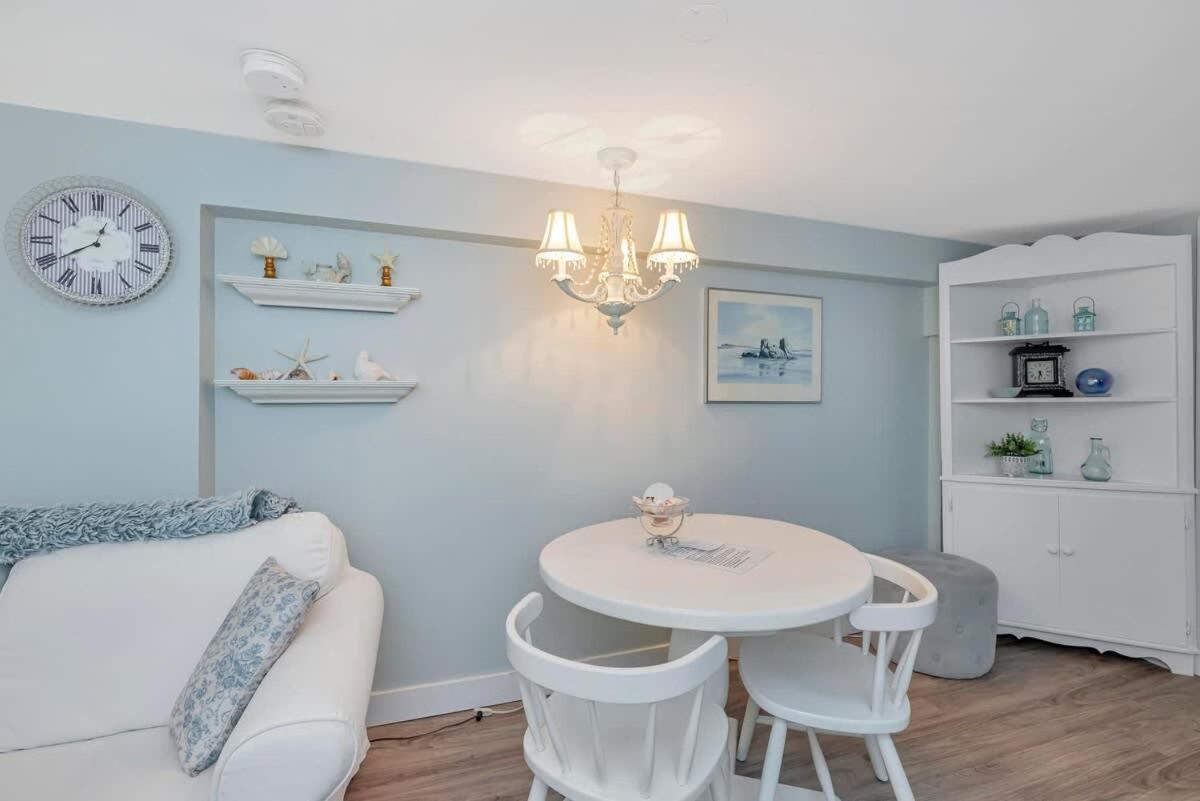 Quaint 1 Bedroom Lower Suite In Victoria, Bc Exterior foto
