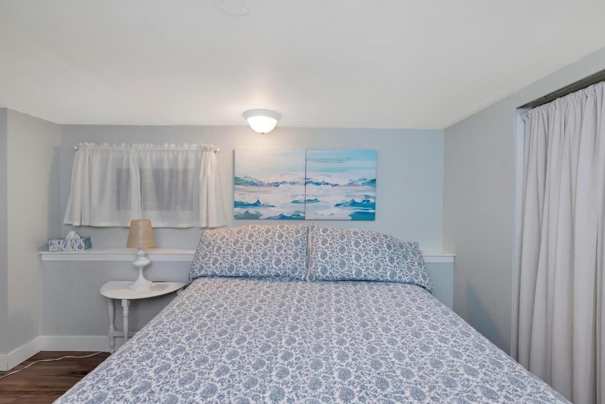 Quaint 1 Bedroom Lower Suite In Victoria, Bc Exterior foto