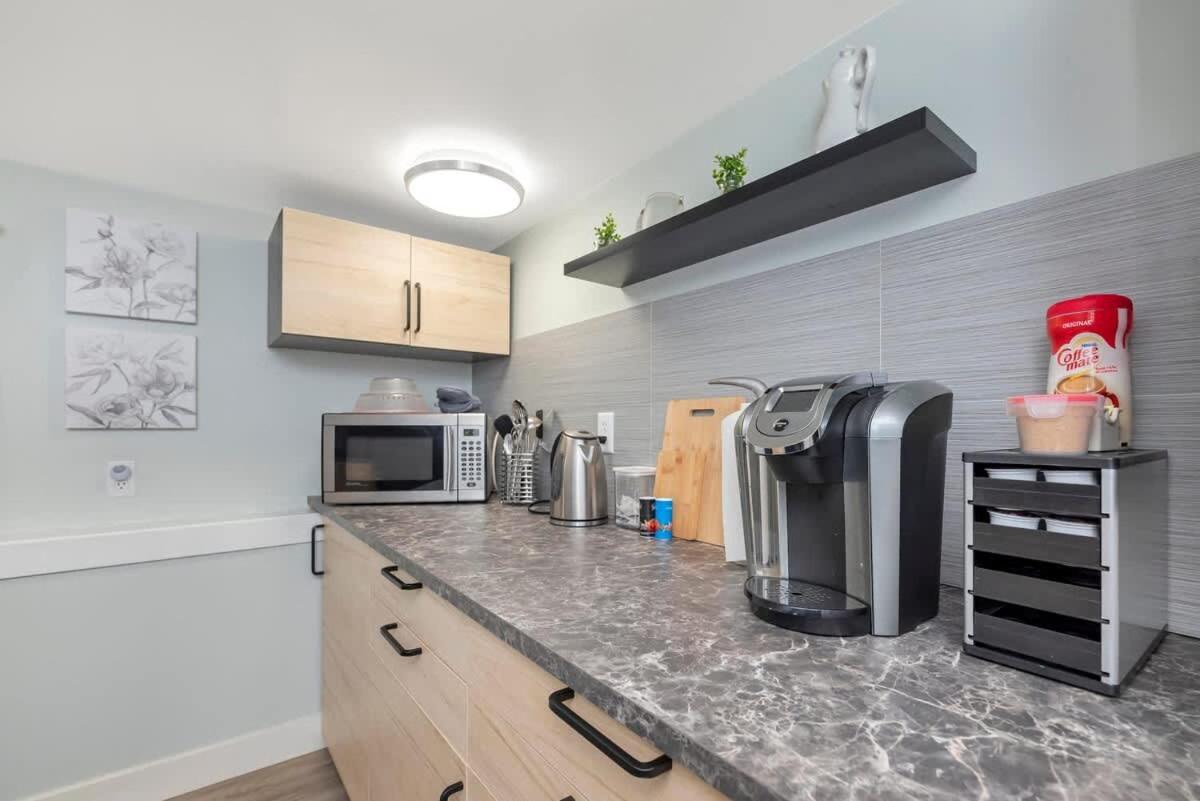 Quaint 1 Bedroom Lower Suite In Victoria, Bc Exterior foto