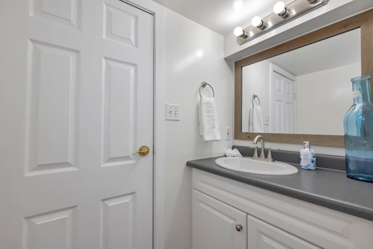Quaint 1 Bedroom Lower Suite In Victoria, Bc Exterior foto